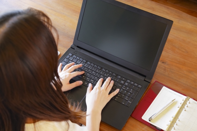 デスクワークで凝り固まった体をほぐす方法