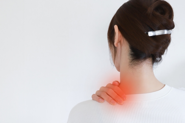 デスクワークで首がガチガチな人向けの僧帽筋上部ストレッチ