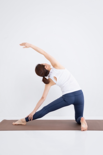 長時間立っていると股関節が詰まる人向けの内転筋ストレッチ