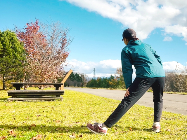 立ち上がるときに膝がきしむ人向けのストレッチ