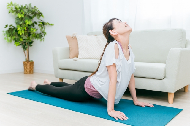 上を向くと首が痛い人向けの背筋伸ばしエクササイズ